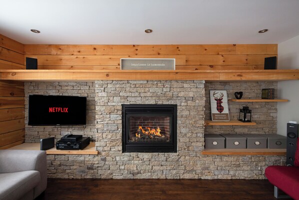 Unclassified image, 1 of 50, button - L'Exode au Ruisseau | 4season Spa | Lake | PoolTable | AC |In/Out Fireplace| BBQ (Saint-Adolphe-d'Howard)