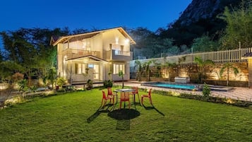 Deluxe villa, balkon, uitzicht op tuin | Buiten dineren