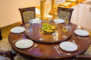 Villa Deluxe, balcón, vista al jardín | Restaurantes