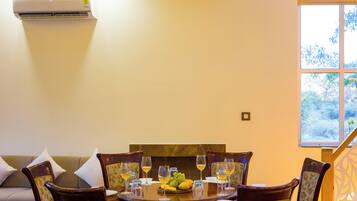 Deluxe Villa, Balcony, Garden View | Dining