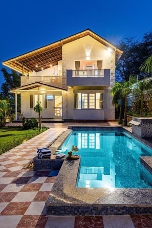 Villa Deluxe, balcón, vista al jardín | Alberca | Alberca al aire libre 