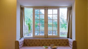 Deluxe Villa, Balcony, Garden View | Interior