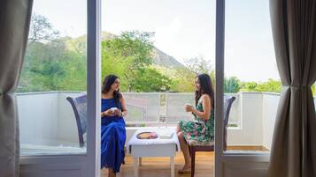 Deluxe-Villa, Balkon, Gartenblick | Innenbereich