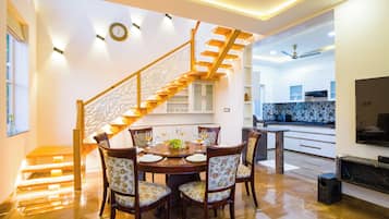 Deluxe Villa, Balcony, Garden View | Dining