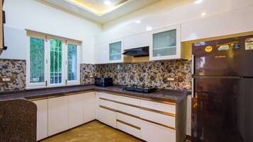 Deluxe Villa, Balcony, Garden View | Private kitchen