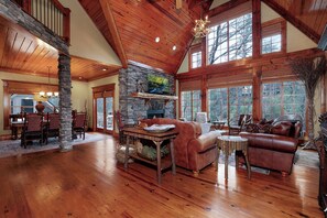 Smart TV, fireplace, video games - The Lodge on Cartecay - Ellijay,GA (Ellijay)