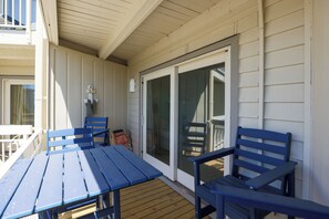 Outdoor dining - 231 Breakers: Oceanfront Villa, 1BD/1BA/Sleeps 5 (Hilton Head Island)