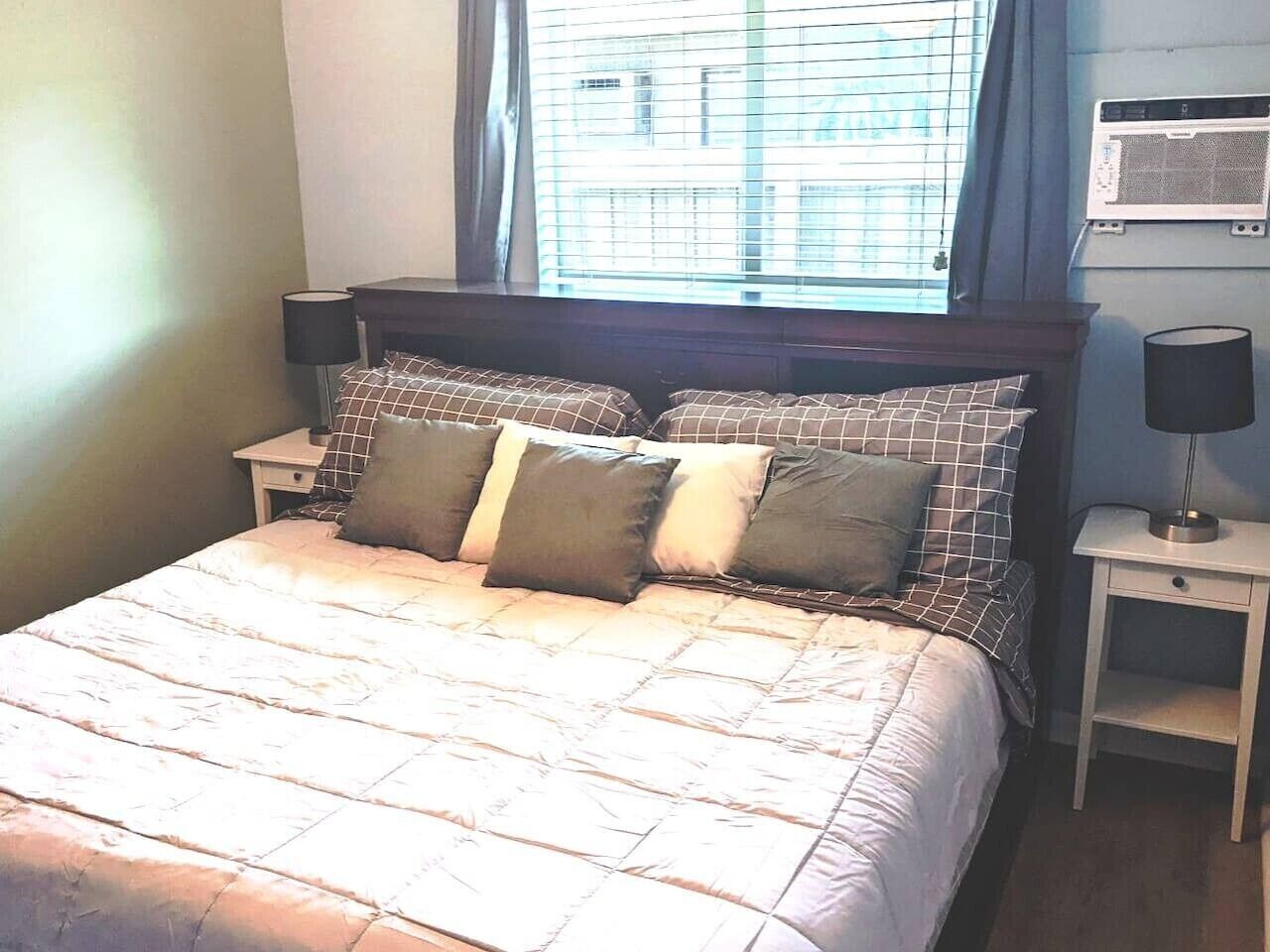 Tabla de planchar con plancha, wifi, ropa de cama