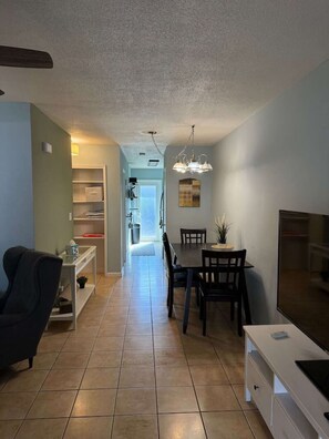 Dining - Cozy Haven Oasis: Pool| Los Olas |Wilton Manors (Wilton Manors)