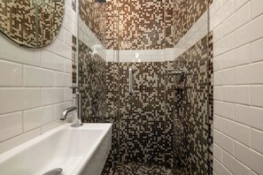 Shower, hair dryer, towels - Amazing Location, Across from the Beach W/Jacuzzi! (San Diego)