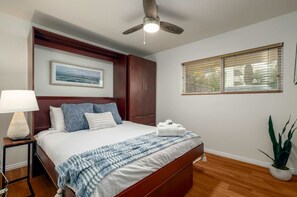 2 bedrooms, iron/ironing board, free WiFi, bed sheets - Amazing Location, Across from the Beach W/Jacuzzi! (San Diego)