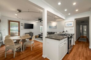 Interior - Amazing Location, Across from the Beach W/Jacuzzi! (San Diego)