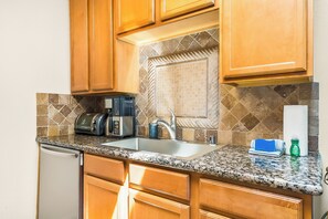 Fridge, microwave, oven, stovetop - Mins To Beach! W/Pool, Gym, Assigned Parking (San Diego)