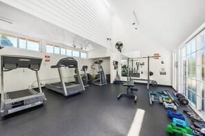 Fitness facility - Mins To Beach! W/Pool, Gym, Assigned Parking (San Diego)