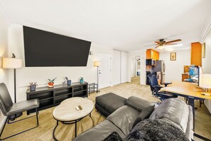 TV - Mins To Beach! W/Pool, Gym, Assigned Parking (San Diego)