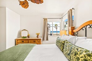 3 bedrooms, iron/ironing board, free WiFi, bed sheets - Walk 2 Beach,Large Rooftop Deck W/Parking,Stunning (San Diego)