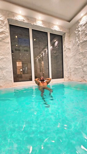 Neubau City Wohnung (Pool+Gym+Sauna extra buchbar)