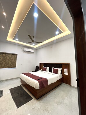 Deluxe Double Room, City View - Hotel Girraj Stay Inn  (Mathura)