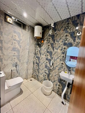 Deluxe Double Room, City View | Bathroom | Shower, towels, soap, shampoo - Hotel Girraj Stay Inn  (Mathura)