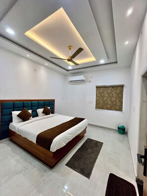 Deluxe Double Room, City View | Free WiFi - Hotel Girraj Stay Inn  (Mathura)