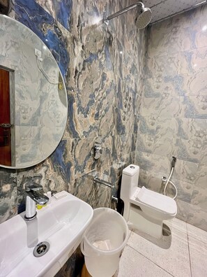 Deluxe Double Room, City View | Bathroom - Hotel Girraj Stay Inn  (Mathura)