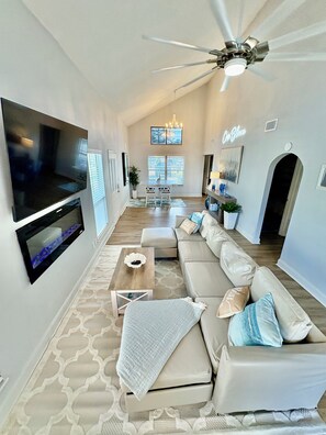 Living area - Casa Blanca Canal House (Gulf Breeze)