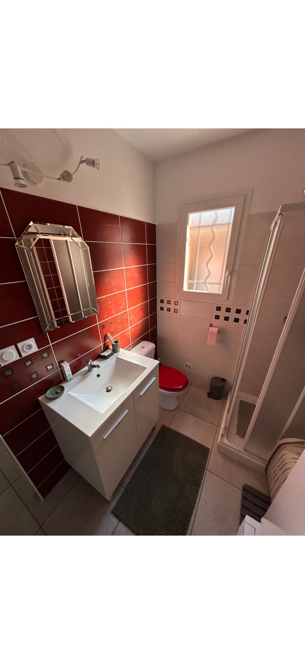 Een douche, een haardroger, handdoeken