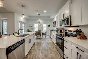 Fridge, microwave, oven, stovetop - Villa Sunnyside Up- Your Peaceful Getaway in NW Cape Coral (Cape Coral)