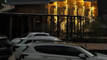 Luxe tweepersoonskamer, voor 1 persoon, uitzicht op bergen | Parkeerplaatsen