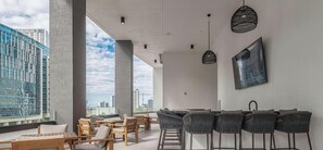 Outdoor dining - Downtown Stay | Pools, Gym & Rooftop Views (Miami)