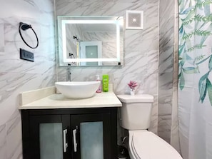 Bathroom - Prime Location! Clean Condo w Pool, Beach, Parking (San Juan)