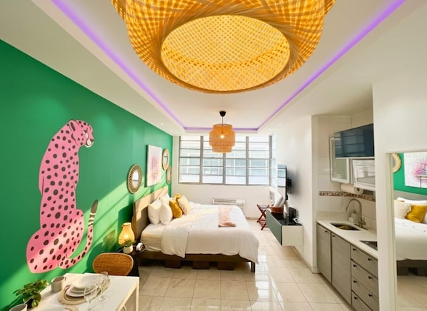 Room - Prime Location! Clean Condo w Pool, Beach, Parking (San Juan)