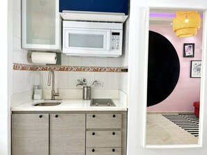 Private kitchen - Prime Location! Clean Condo w Pool, Beach, Parking (San Juan)