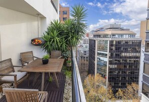 Outdoor dining - Art Deco Penthouse Retreat | CBD Luxury oasis on 2 levels (Melbourne)