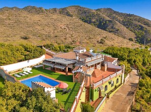 A large villa with a swimming pool, multiple balconies, and a lush garden. - Sara Sol in Frigiliana (Frigiliana)