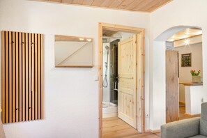 Shower, hair dryer - Apartment 'Fewo Edelweiss' with Private Sun Terrace and Wi-Fi (Breitenberg)