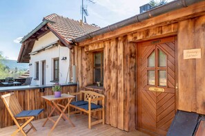 Outdoor dining - Apartment 'Fewo Edelweiss' with Private Sun Terrace and Wi-Fi (Breitenberg)