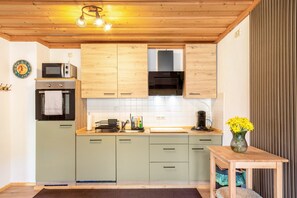 Frigorífico, microondas, horno y placa de cocina