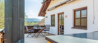 Appartement 'Fewo Enzian' avec vue sur la montagne, terrasse privée ensoleillée et Wi-Fi