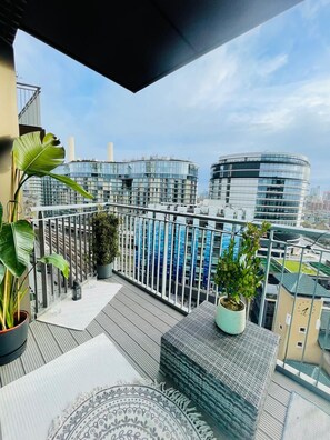 Unclassified image, 5 of 7, button - Modern high rise in Battersea with views and workspace by the park (London)