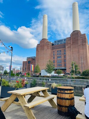 Outdoor dining - Modern high rise in Battersea with views and workspace by the park (London)