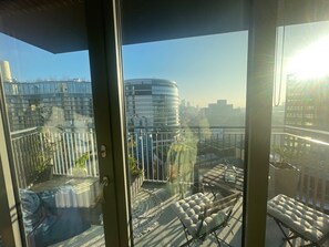 Outdoor dining - Modern high rise in Battersea with views and workspace by the park (London)