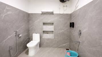 Deluxe Double Room, Balcony, City View | Bathroom