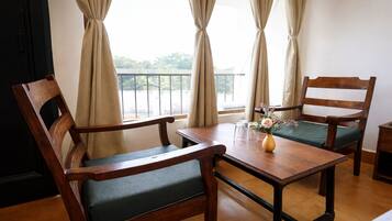 Deluxe Double Room, Balcony, City View | Dining
