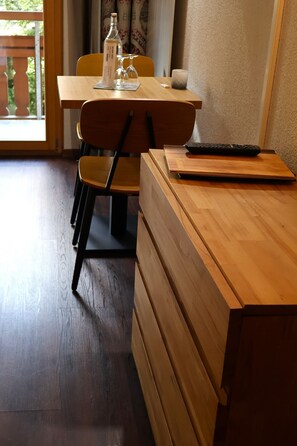 Standard Double Room, Balcony, Garden View | Dining