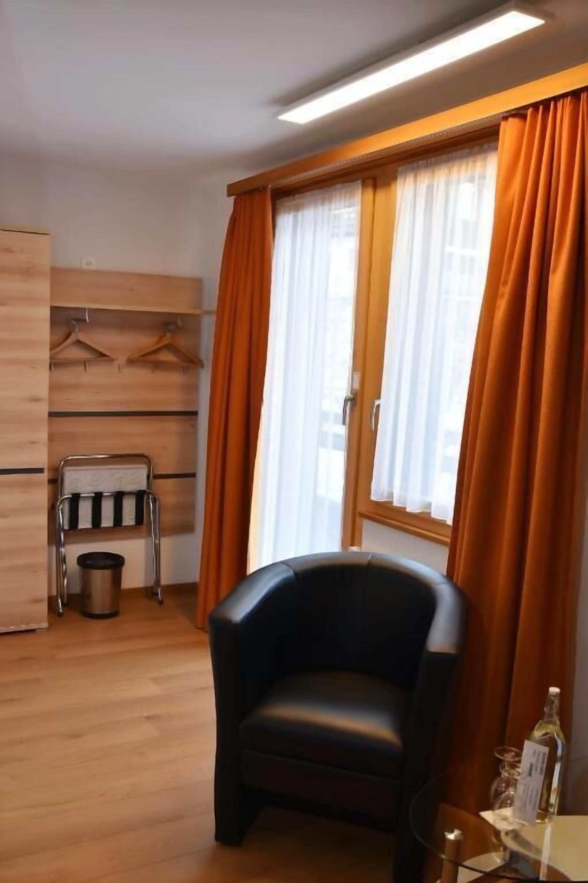 Economy Double Room, Balcony | Interior