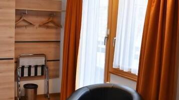 Economy Double Room, Balcony | Interior