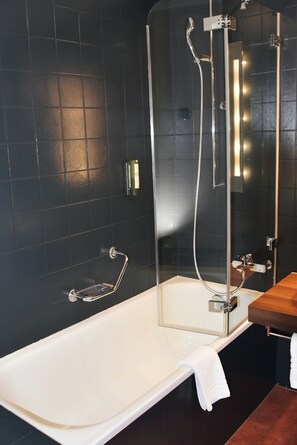 Junior-Suite, Balkon, Bergblick | Badezimmer