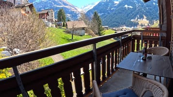 Habitació doble estàndard, balcó, vistes al jardí | Servei de restauració a l'aire lliure