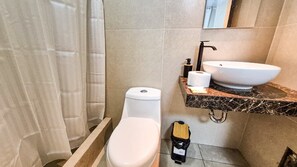 Family Room | Bathroom - Willy's House (PISCO)